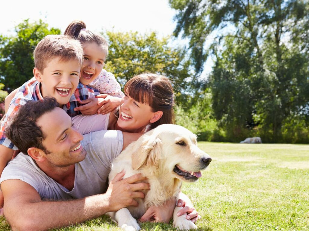 imagen de una familia en el Hotel Rural Casablanca que admite mascotas porque es pet-friendly