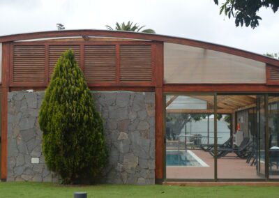 Galería fotos 16 Fachada de la piscina climatizada del Hotel Rural Casablanca, con estructura de madera y piedra