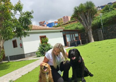 Galería fotos 21 Mujer con perros en el jardín del Hotel Rural Casablanca, Tenerife.